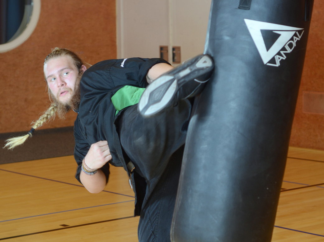 Kung Fu Kämpfer trainiert